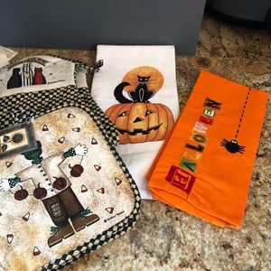 Halloween NWT  Debbie Mum pot holders, oven mitts and artistic dish towels